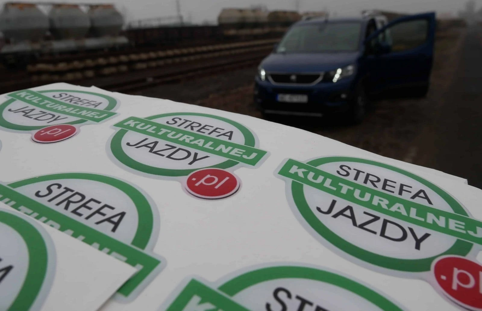 naklejki wypukłe z napisem Strefa Kulturalnej Jazdy