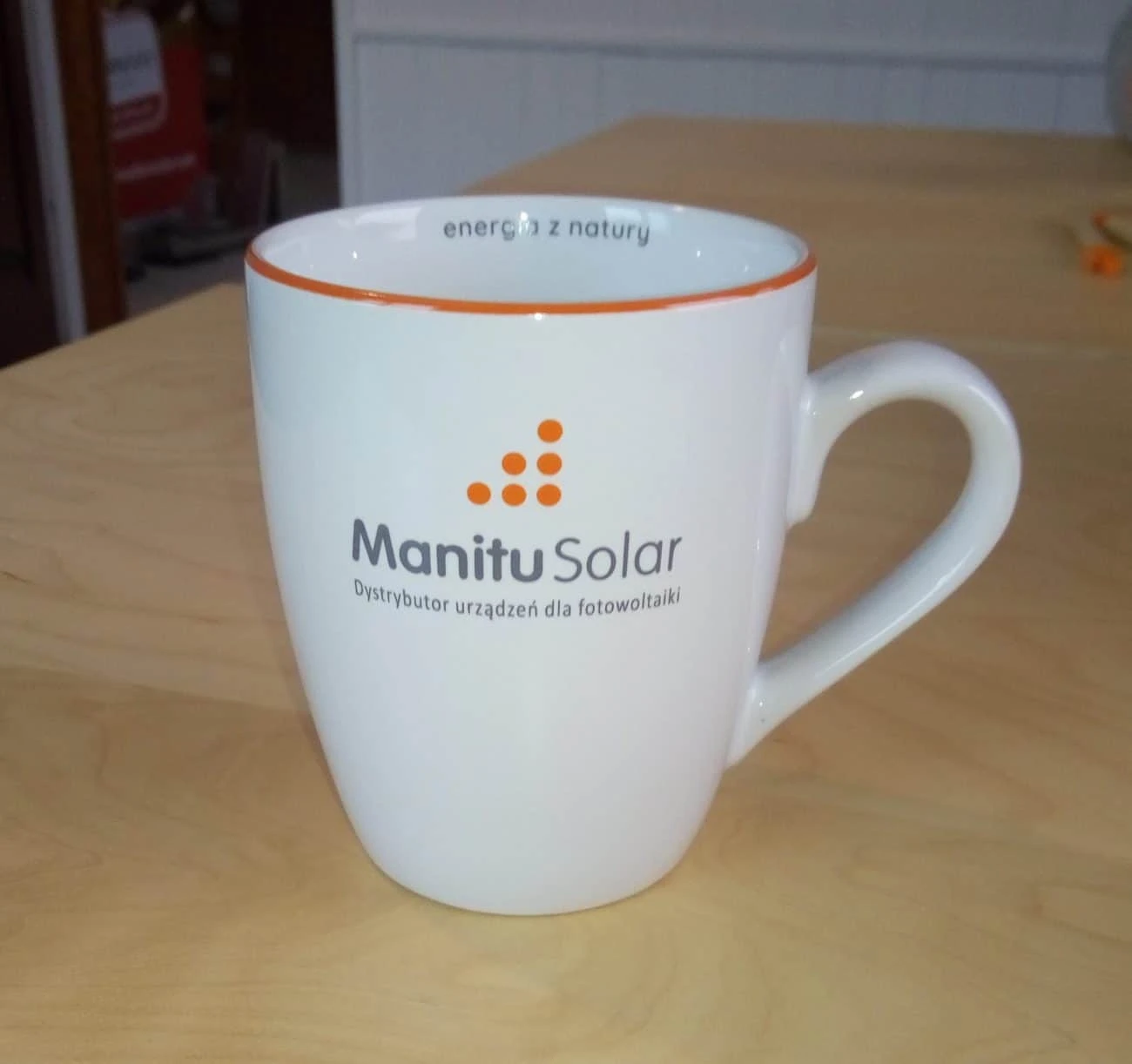 kubki reklamowe z kolorową krawędzią z logo firmy ManituSolar