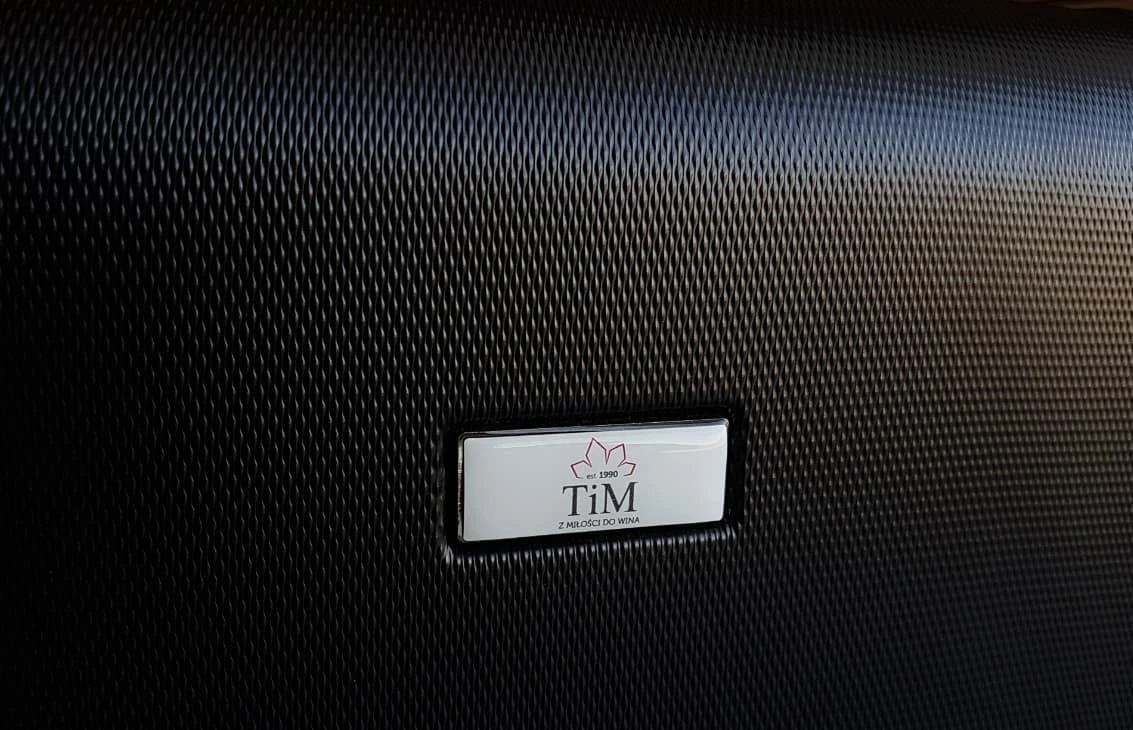 naklejki 3d wypukłe z logo firmy Tim i napiseł z miłości do wina