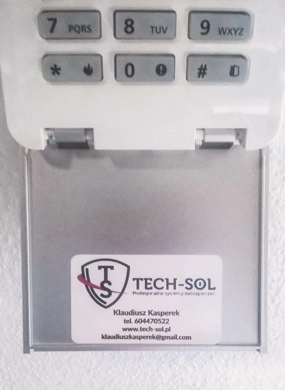 naklejka przyklejona na urządzeniu dla firmy Tech-Sol
