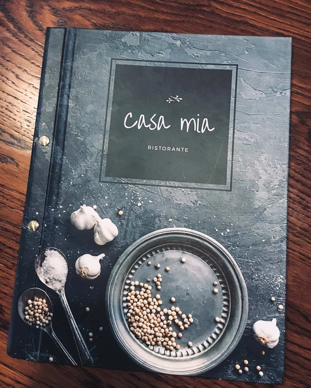menu ze śrubami i nadrukiem z logo restauracji casa mia