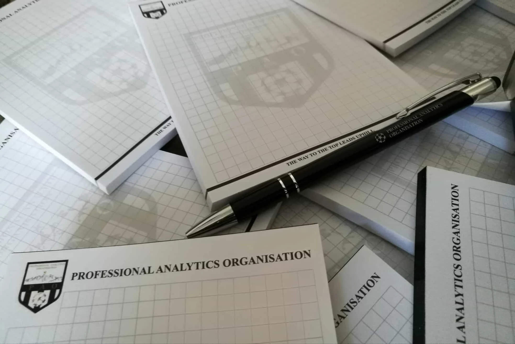 długopisy z grawerem PAO na tle notesów z nadrukiem PAO