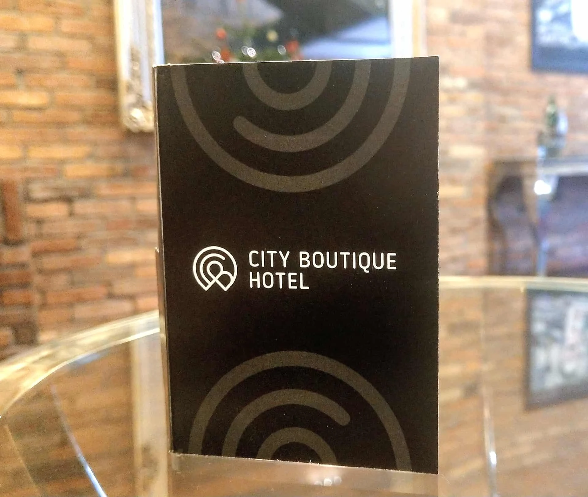 naklejki z nadrukowanym napisem City Boutique hotel