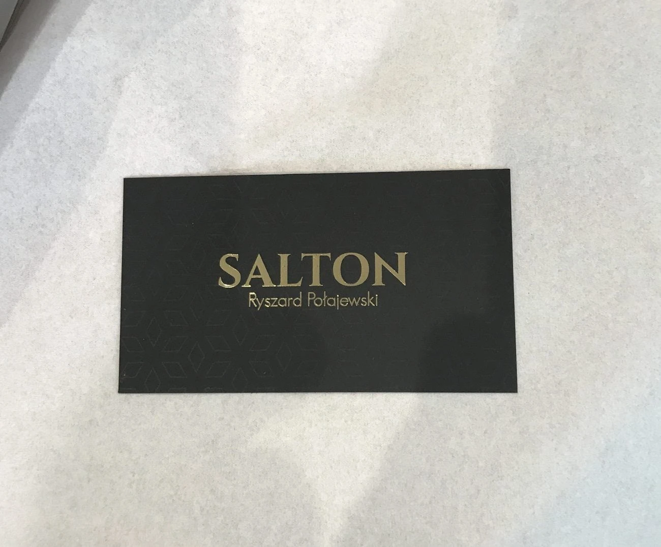wizytówki na barwionym papierze i złoconym logo SALTON