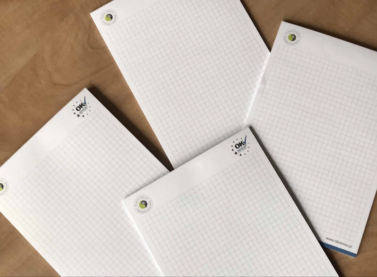 notesy w kratkę i z nadrukowanymi dwoma logami