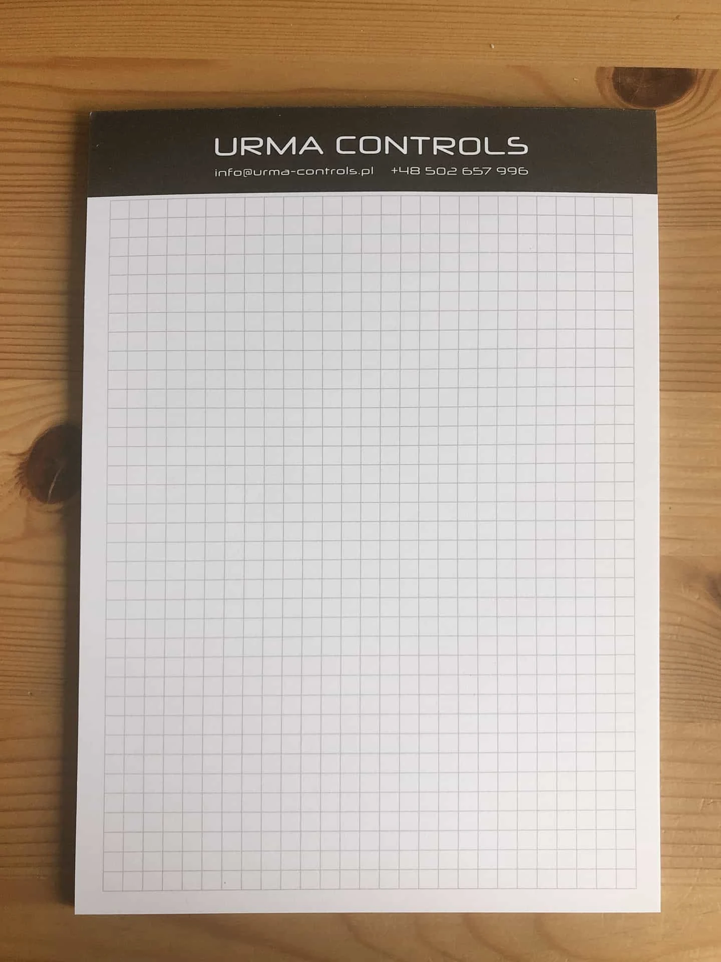 notesy z logo dla Urma Controls