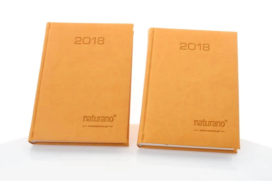 realizacja kalendarzy książkowych żółtych z logo naturano