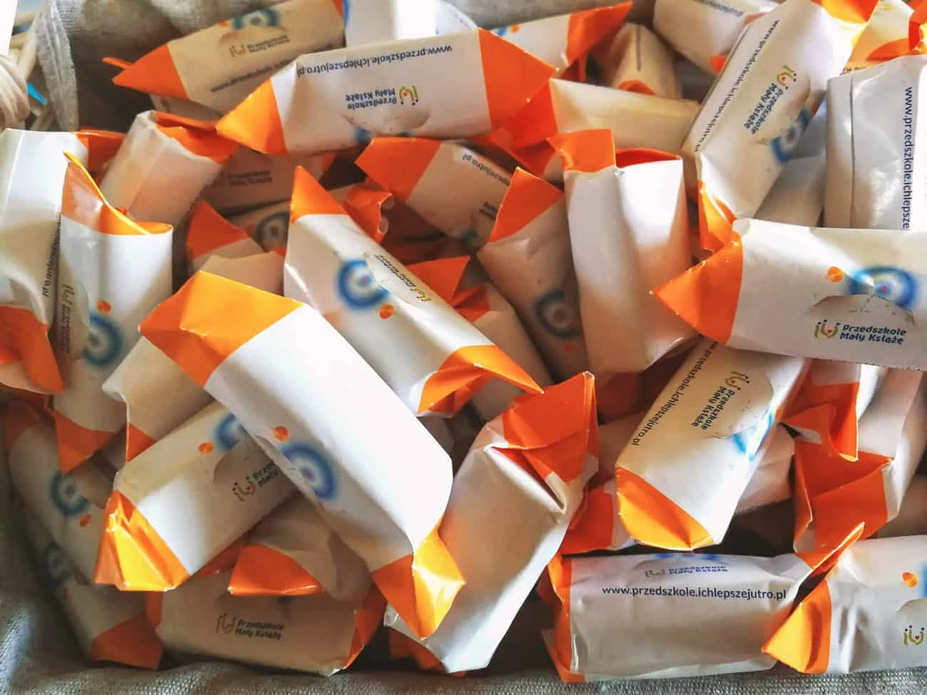 krowki3 zdjęcie krówek reklamowych z logo przedszkola mały książe