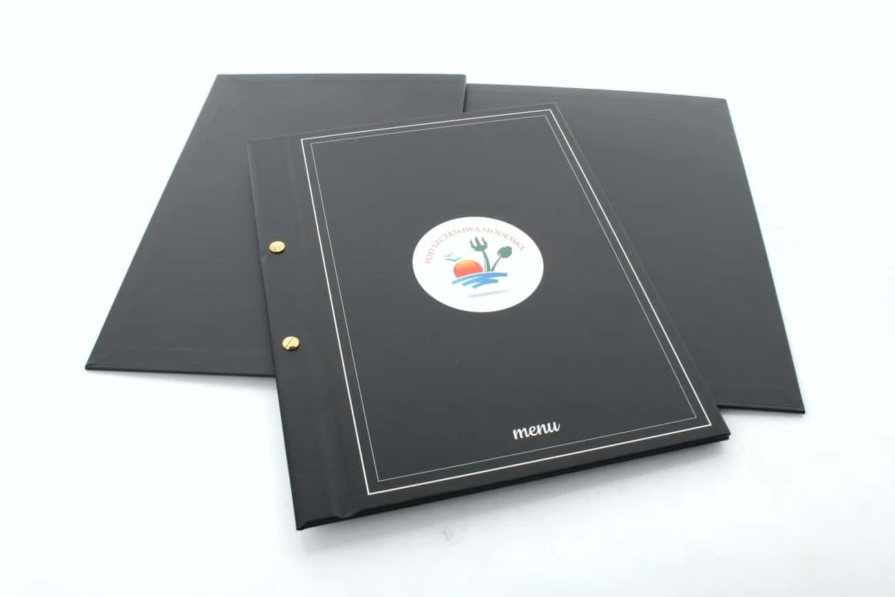 czarne etui na karty menu do restauracji Pod Szczęśliwą Siódemką