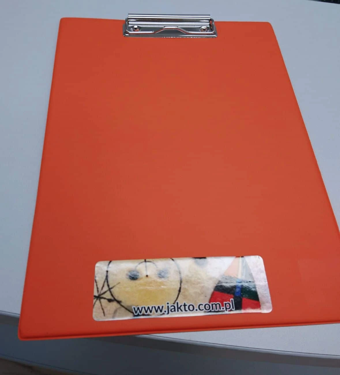 naklejki reklamowe naklejone na clipboard z nadrukiem fimowym jakto.com.pl