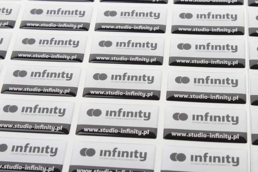realizacja na naklejki wypukłe z reklamą firmy infinity