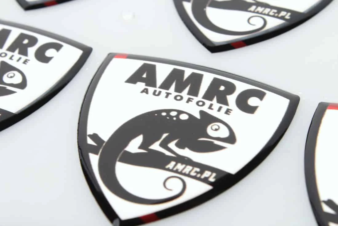 realizacja na naklejki żywiczne na srebrnej folii z logo AMRC
