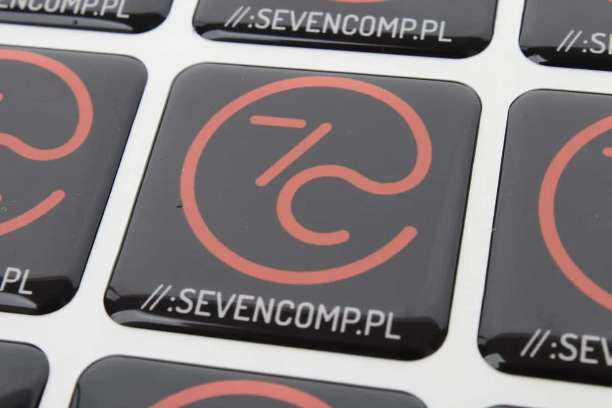 zdjęcie naklejek reklamowych 3d z logo Sevencomp.pl