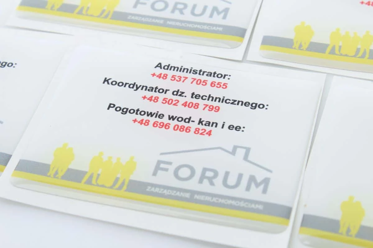 zdjęcie naklejek firmowych 3d z logo Forum