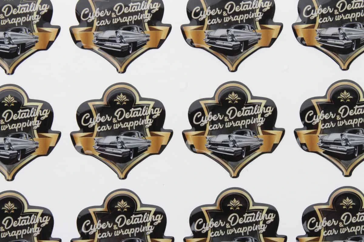 zdjęcie naklejek firmowych 3d z logo Cyber Detailing