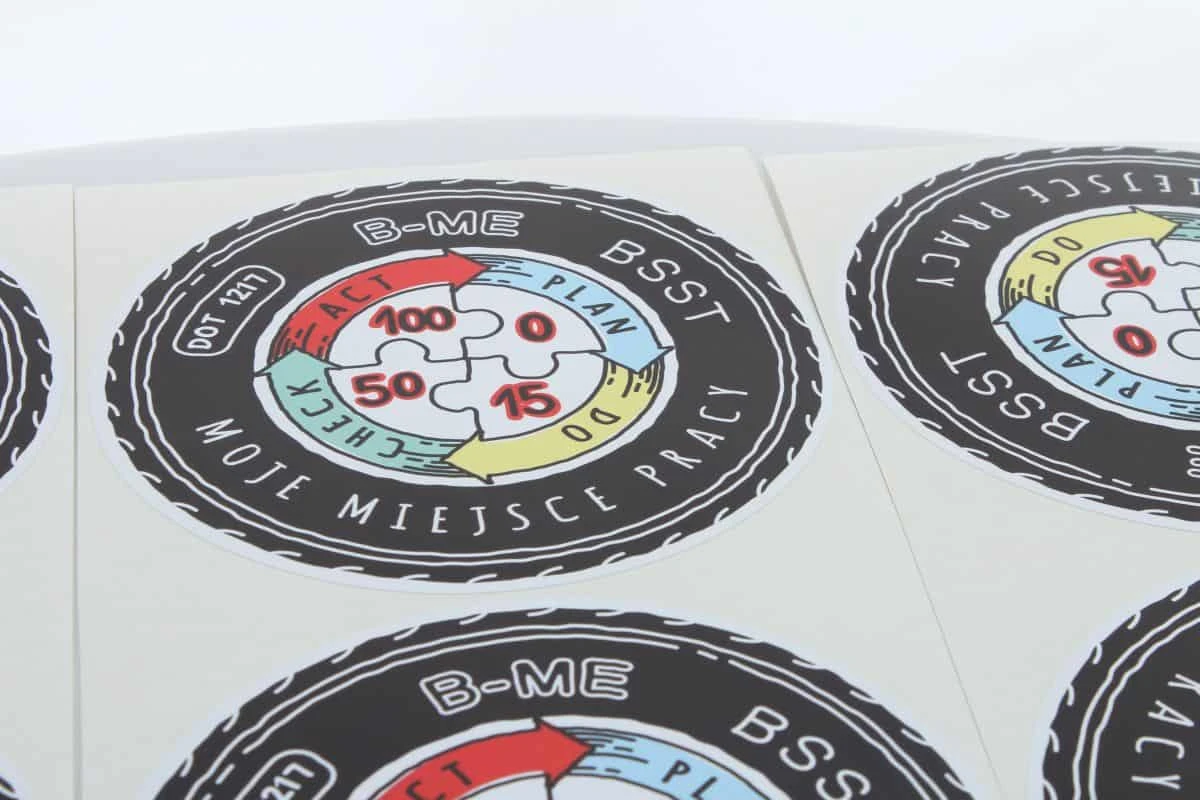 zdjęcie naklejek reklamowych dla firmy B-Me