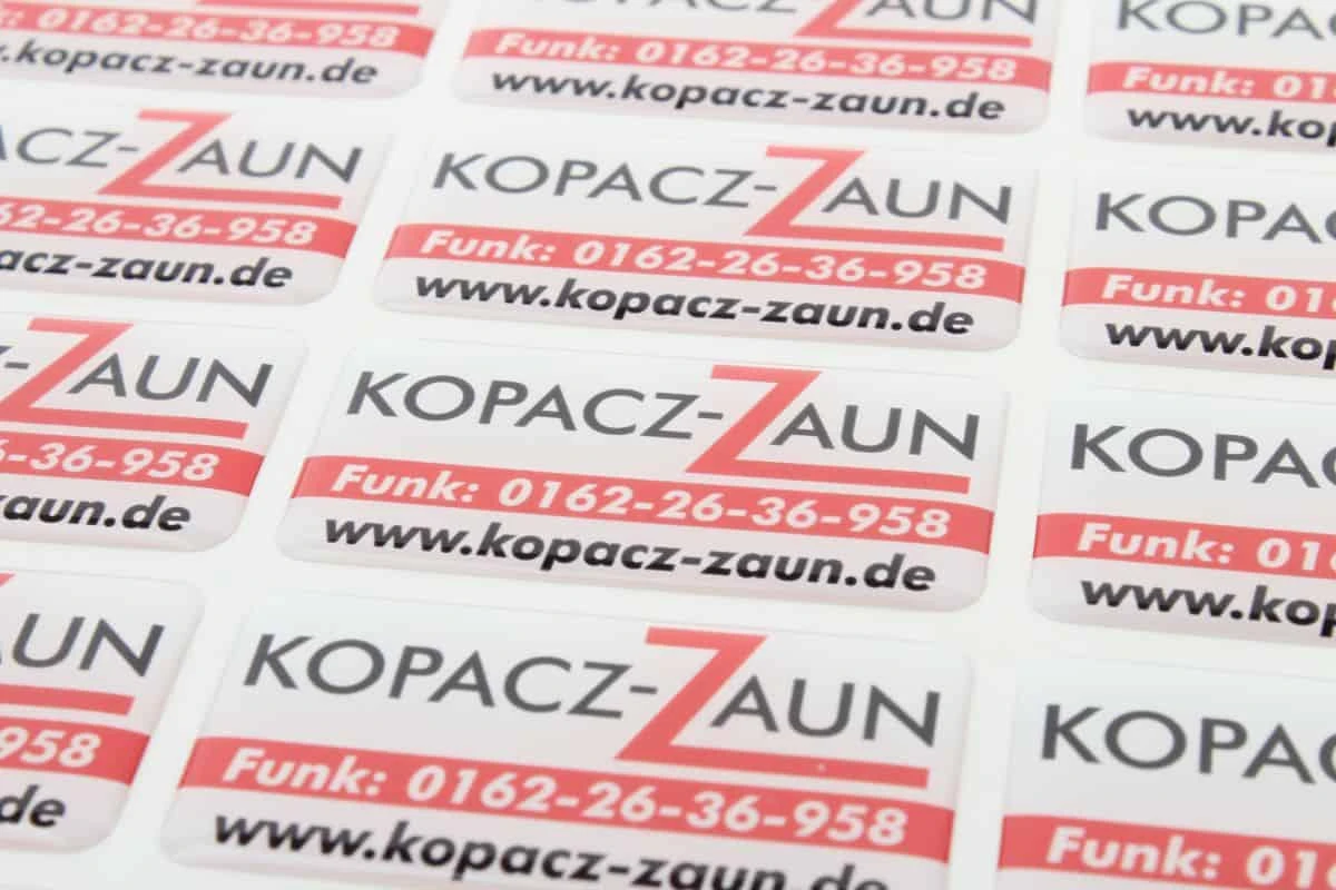 zdjęcie naklejek wypukłe z logo Kopacz-Zaun