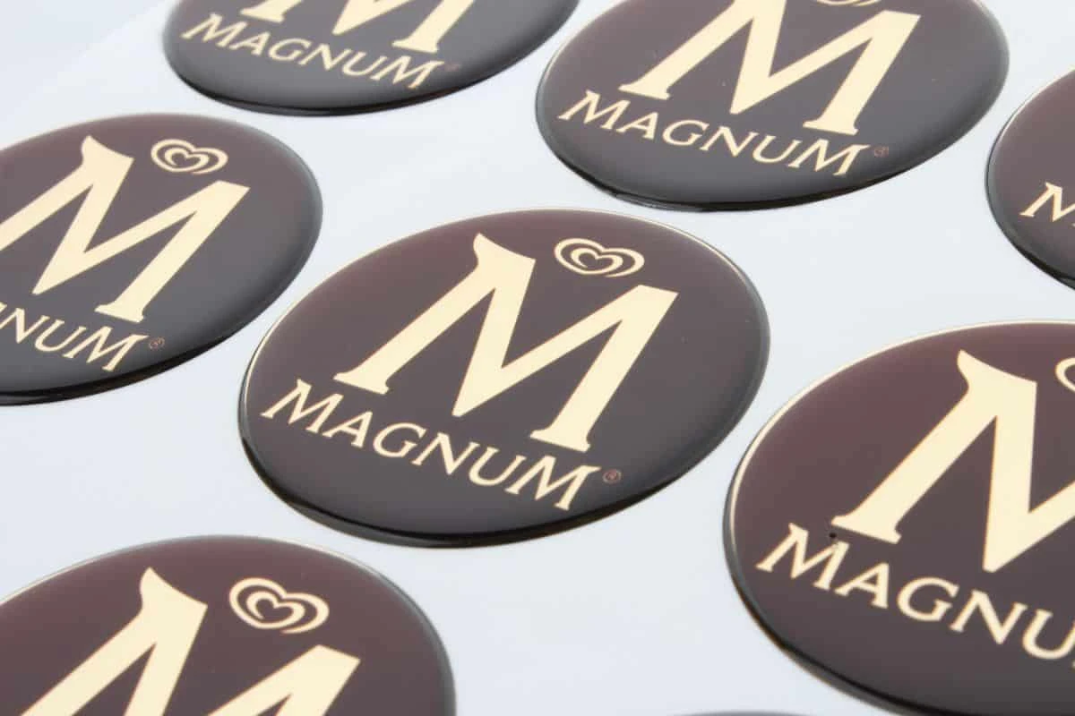 realizacja na naklejki złocone z logo Magnum