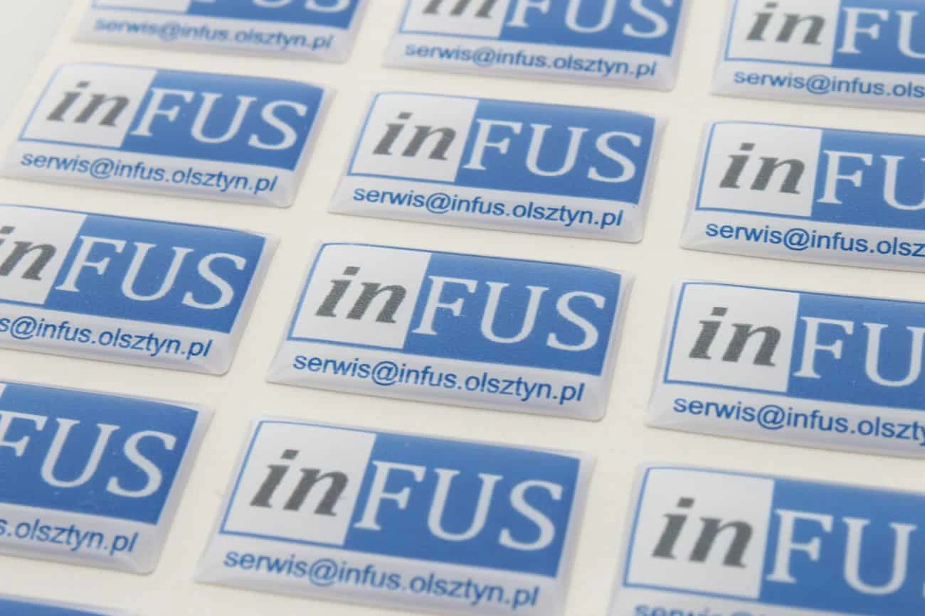 naklejki wypukłe z logo dla inFus