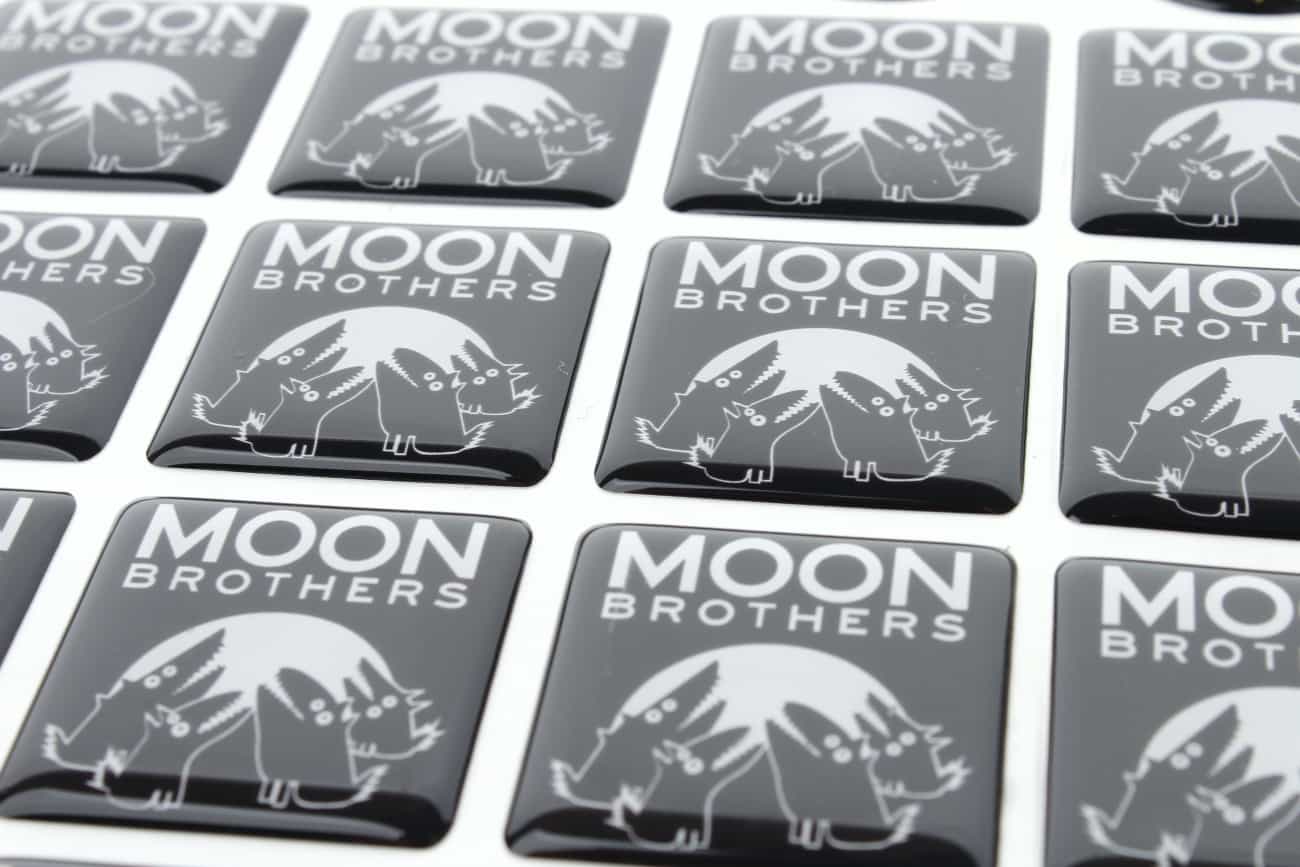naklejki wypukłe z logo moon brothers