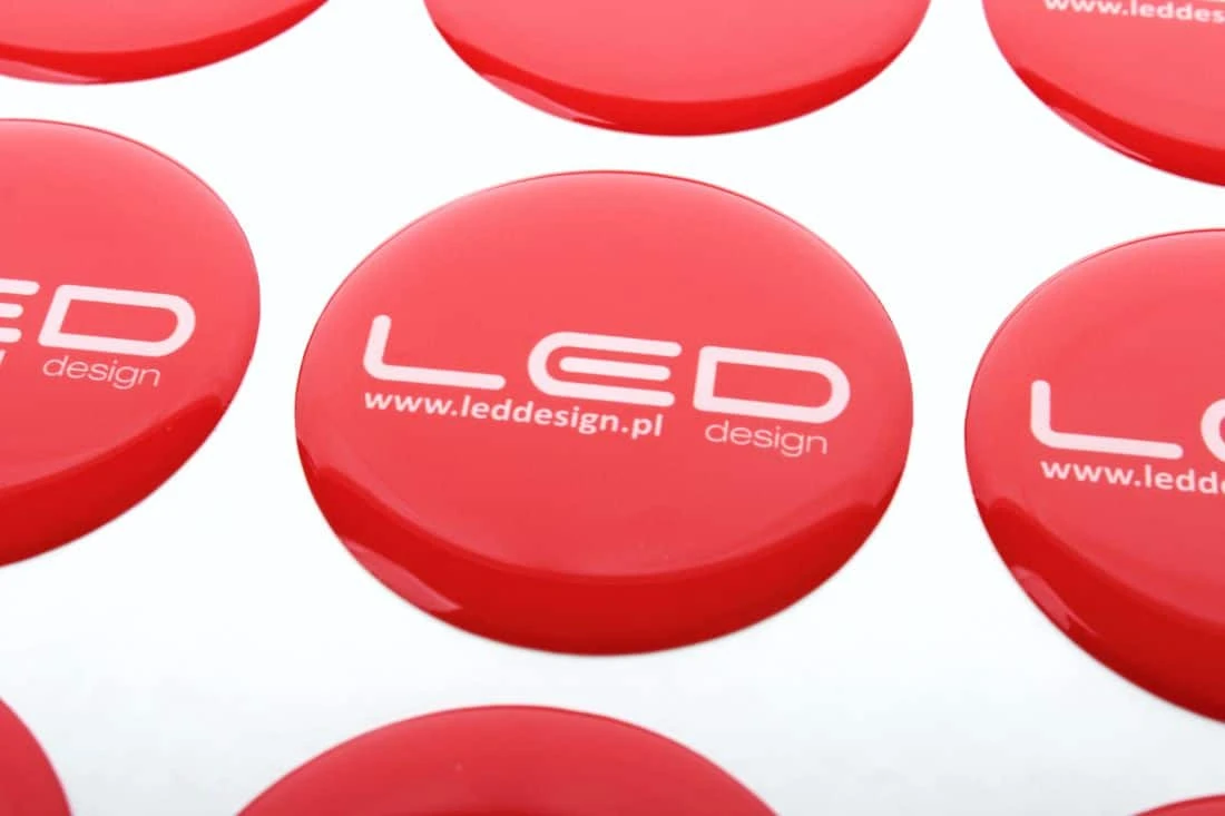 zdjęcie naklejek wypukłych z logo LED