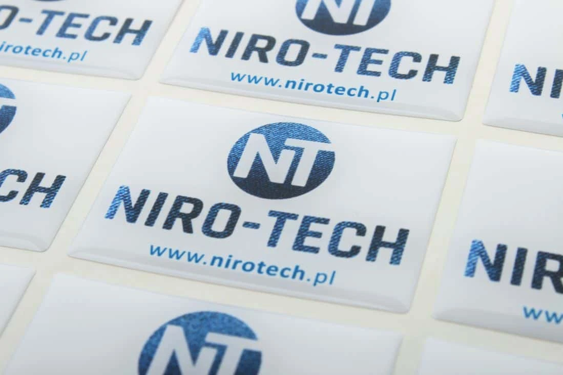 realizacja naklejek wypukłe z logo Niro-Tech