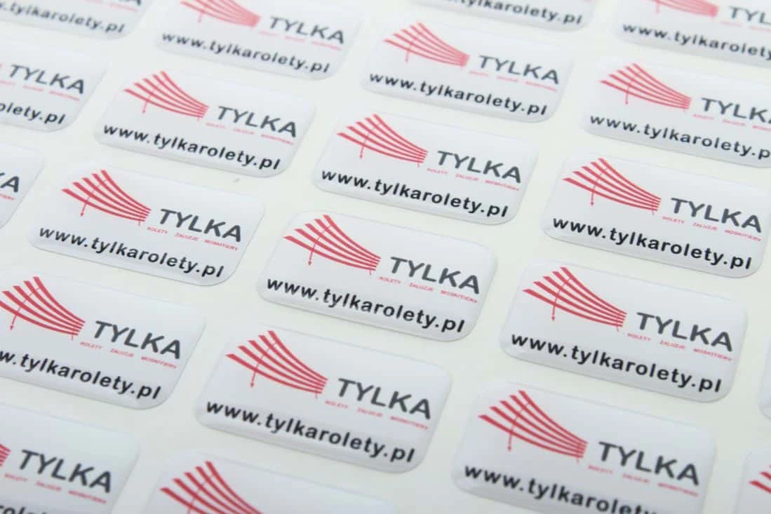 realizacja naklejek wypukłe z logo tylka