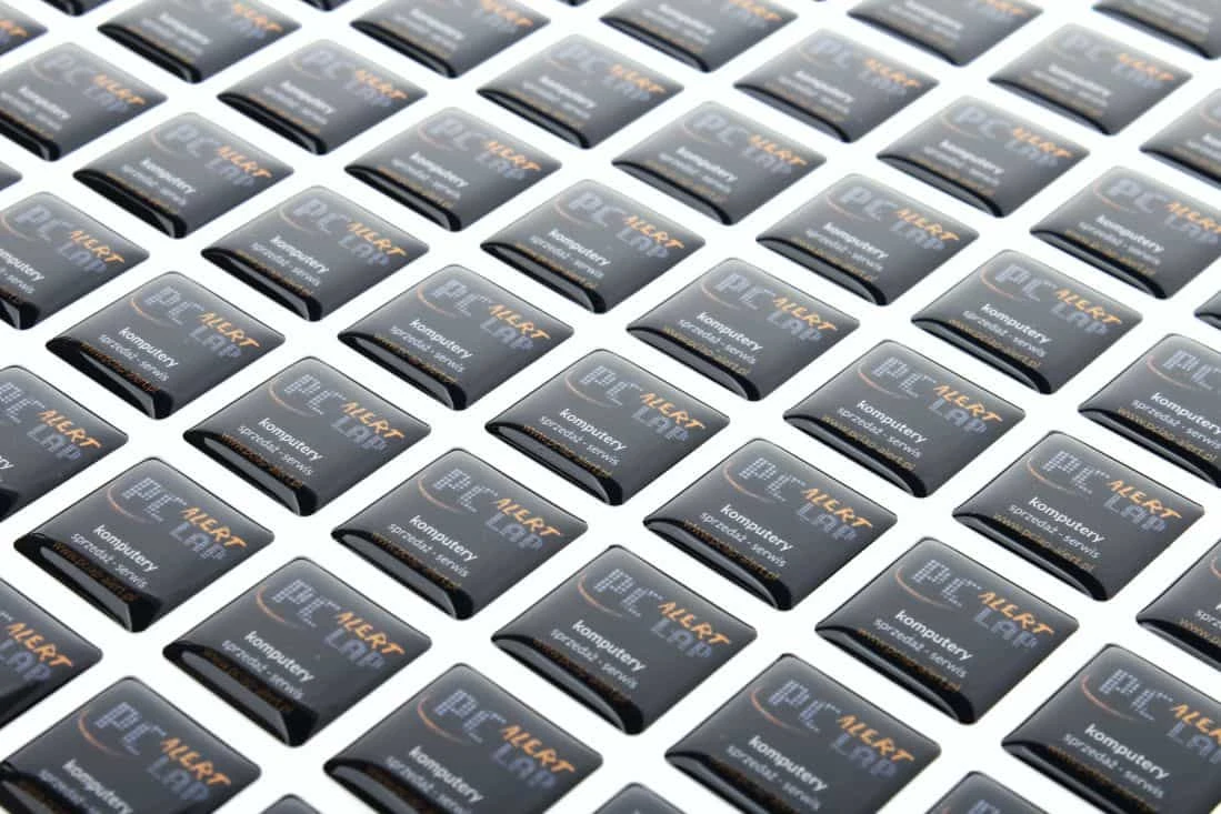 realizacja naklejek wypukłe z logo PC lab