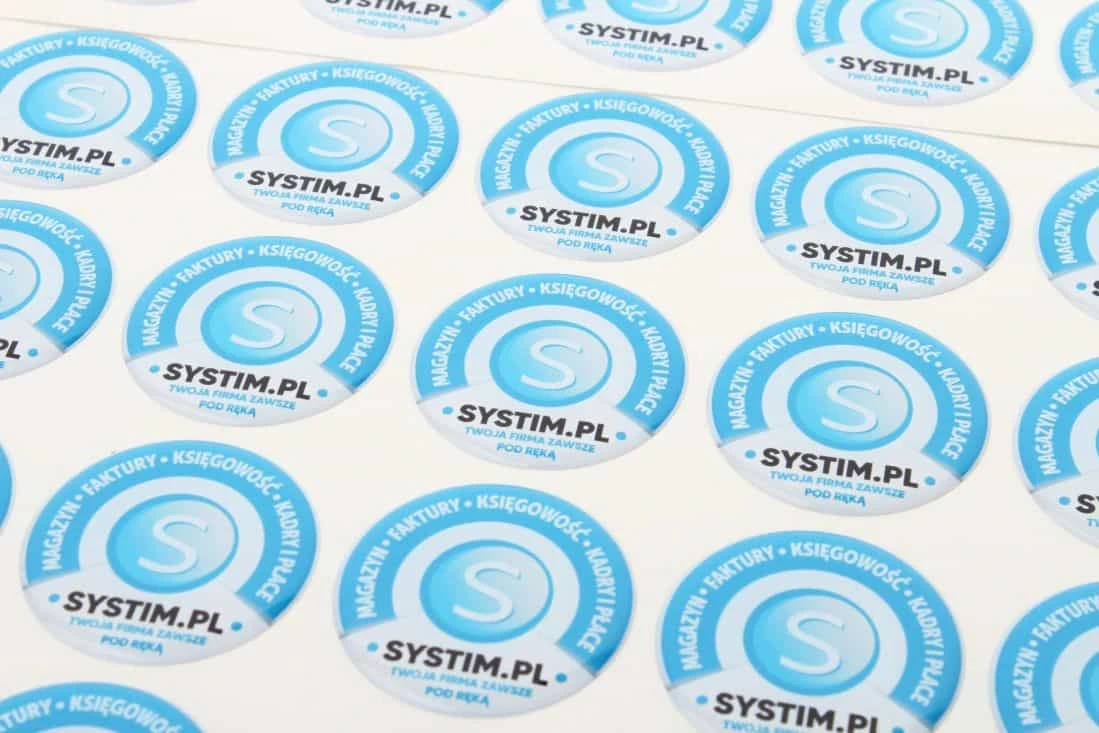 realizacja naklejek wypukłe okrągłe z logo Systim.pl