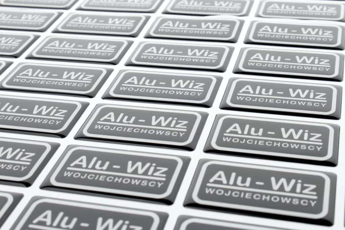 realizacja naklejek wypukłe z logo Alu-wiz