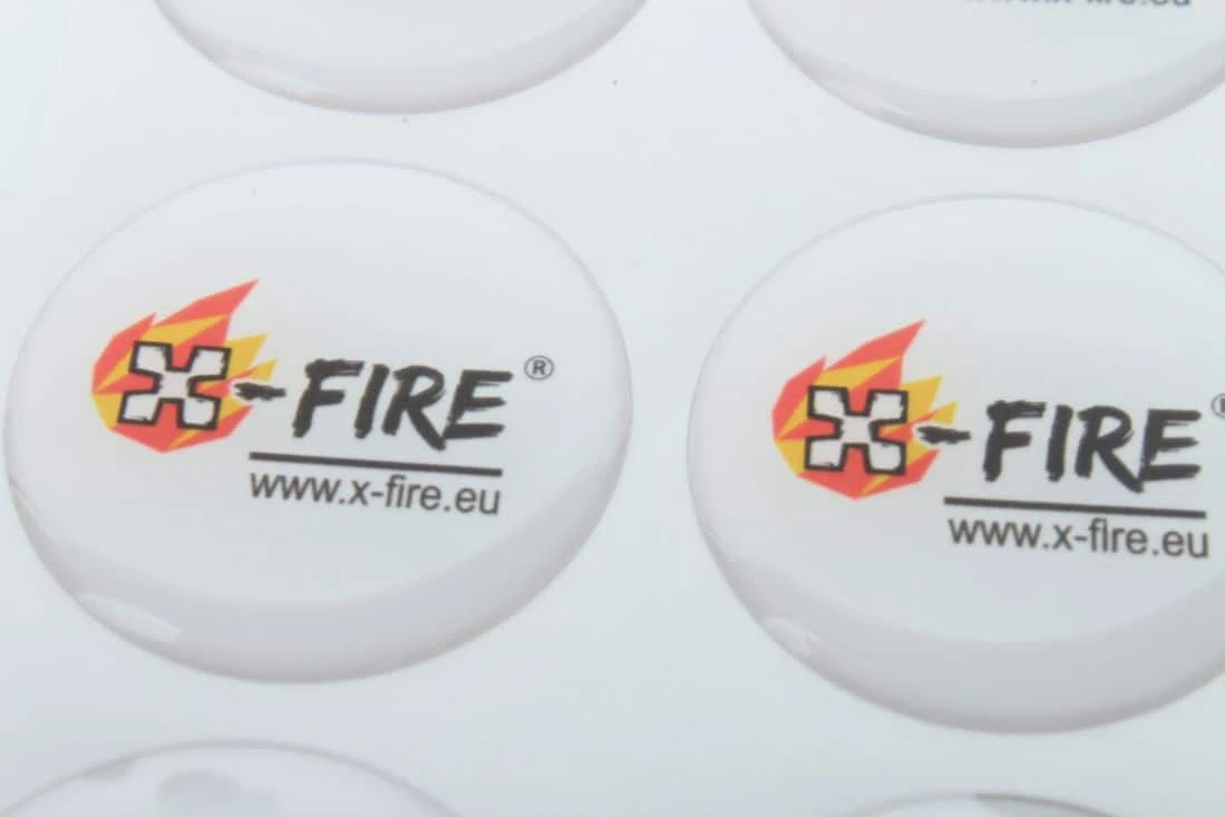 realizacja naklejek wypukłe z logo X-fire