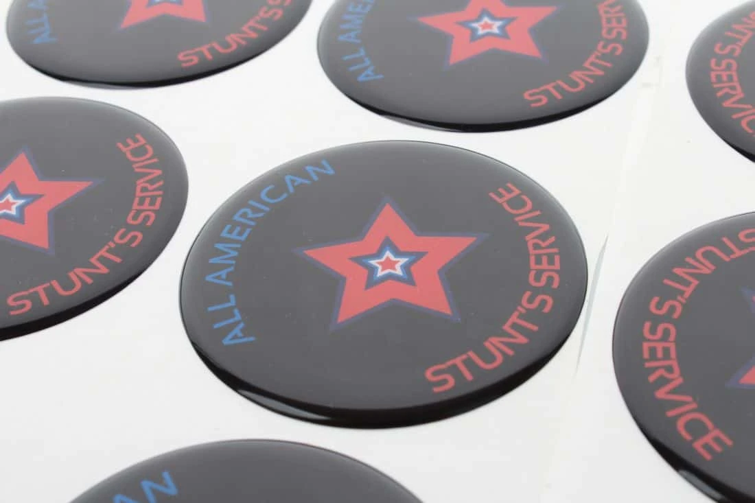 realizacja na naklejki wypukłe z napisem all american