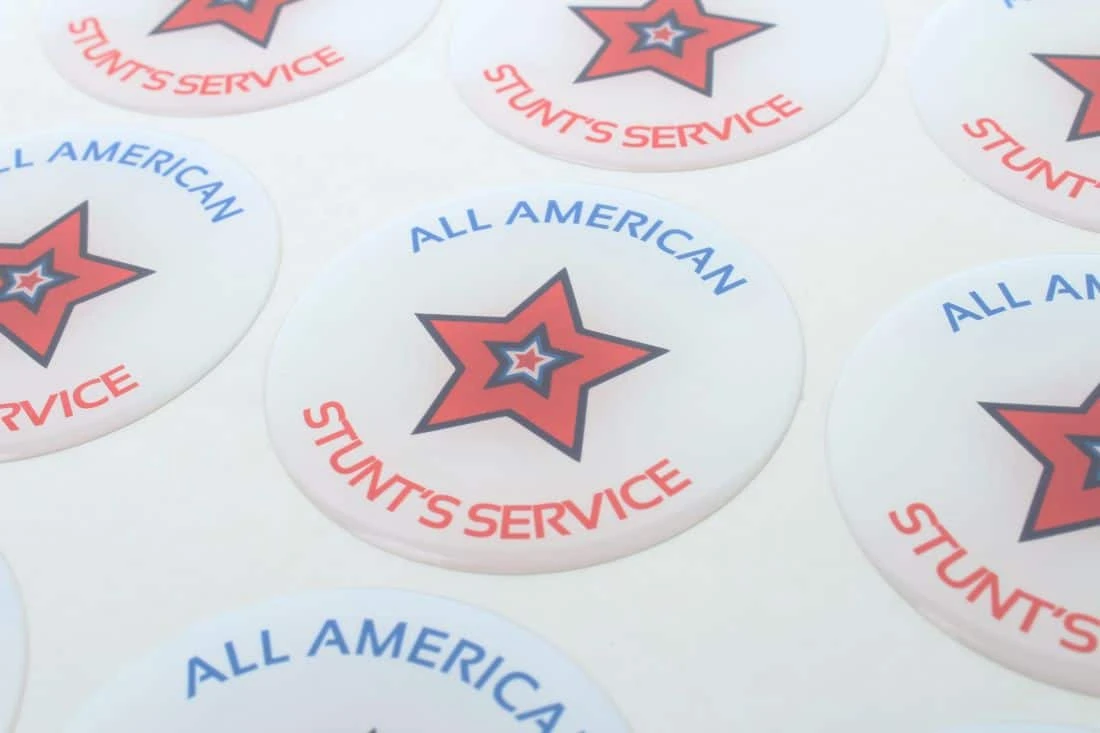 realizacja na naklejki wypukłe białe z napisem all american