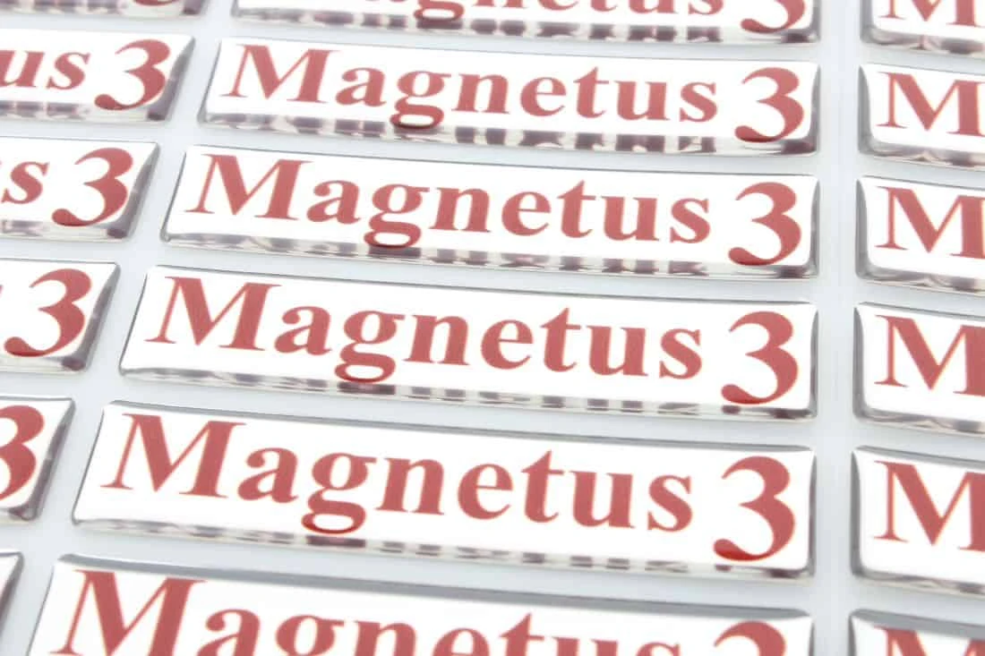realizacja na naklejki wypukłe srebrne z napisem magnetus 3