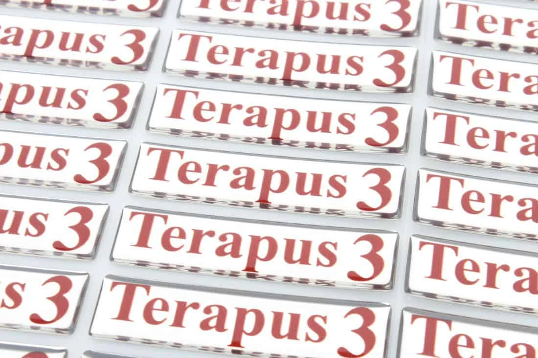 realizacja na naklejki wypukłe srebrne z napisem terapus 3