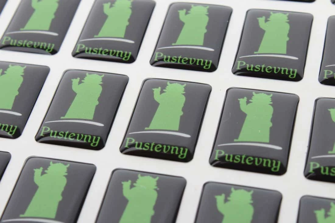 realizacja na naklejki wypukłe srebrne dla marki Pustevny