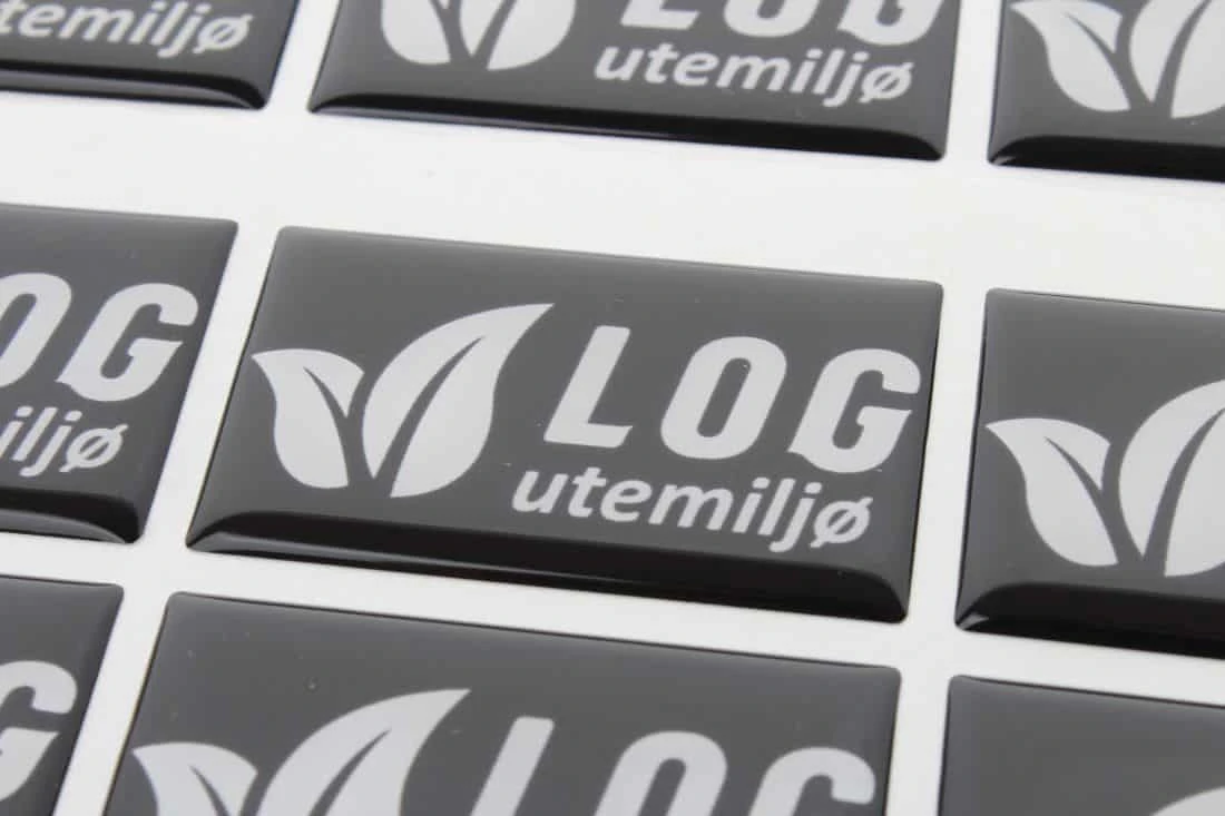 realizacja na naklejki wypukłe dla marki log utemiljo