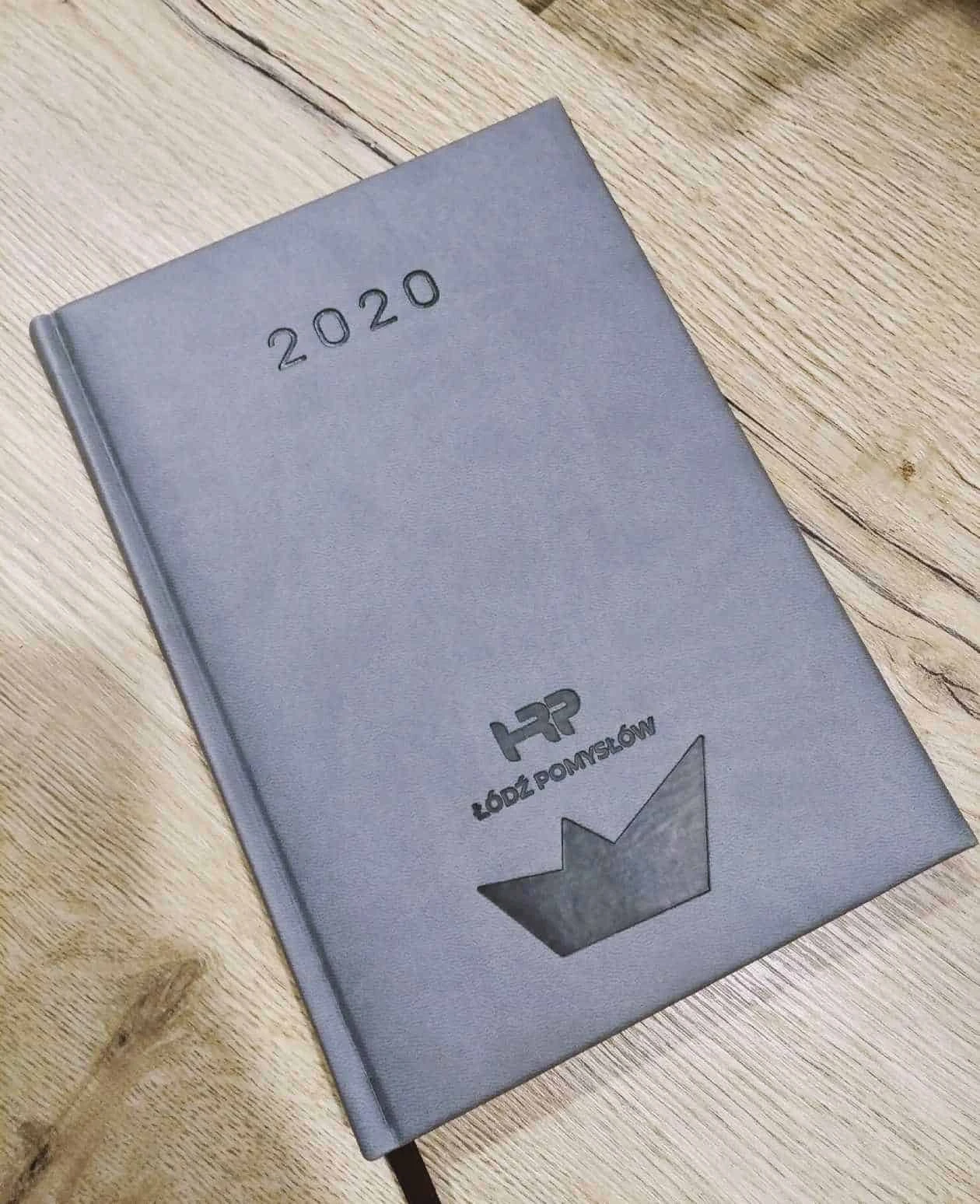 kalendarze książkowe 2020 z tłoczonym logo HRP Łódź Pomysłów