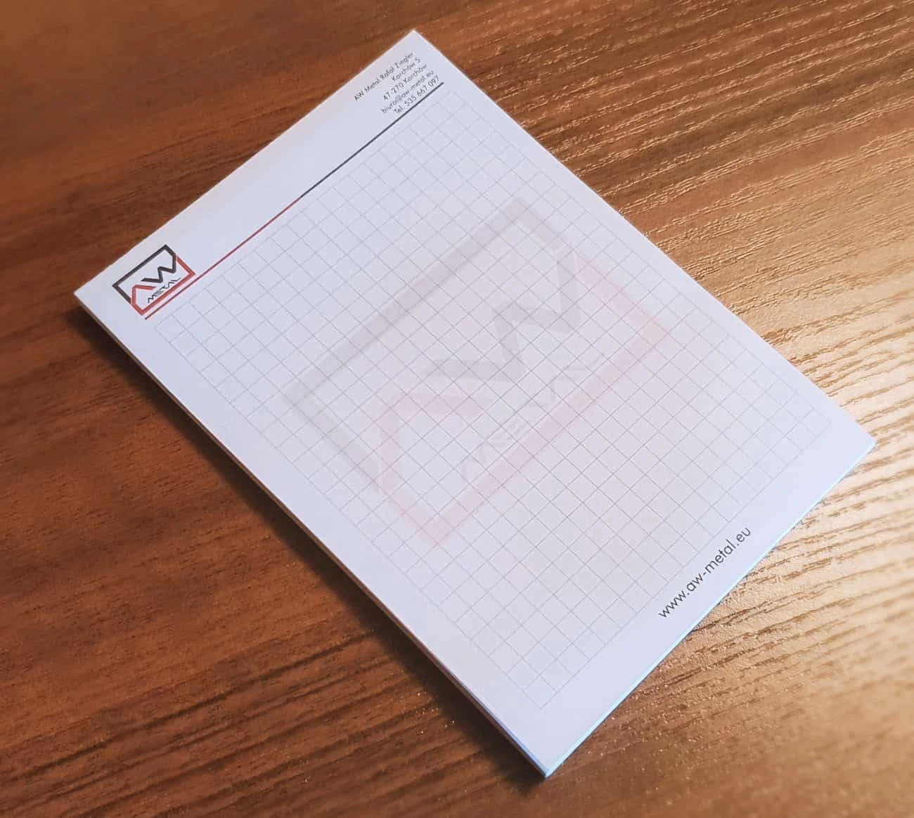 kolorowe bloczki z nadrukowanym logo firmy AW Metal