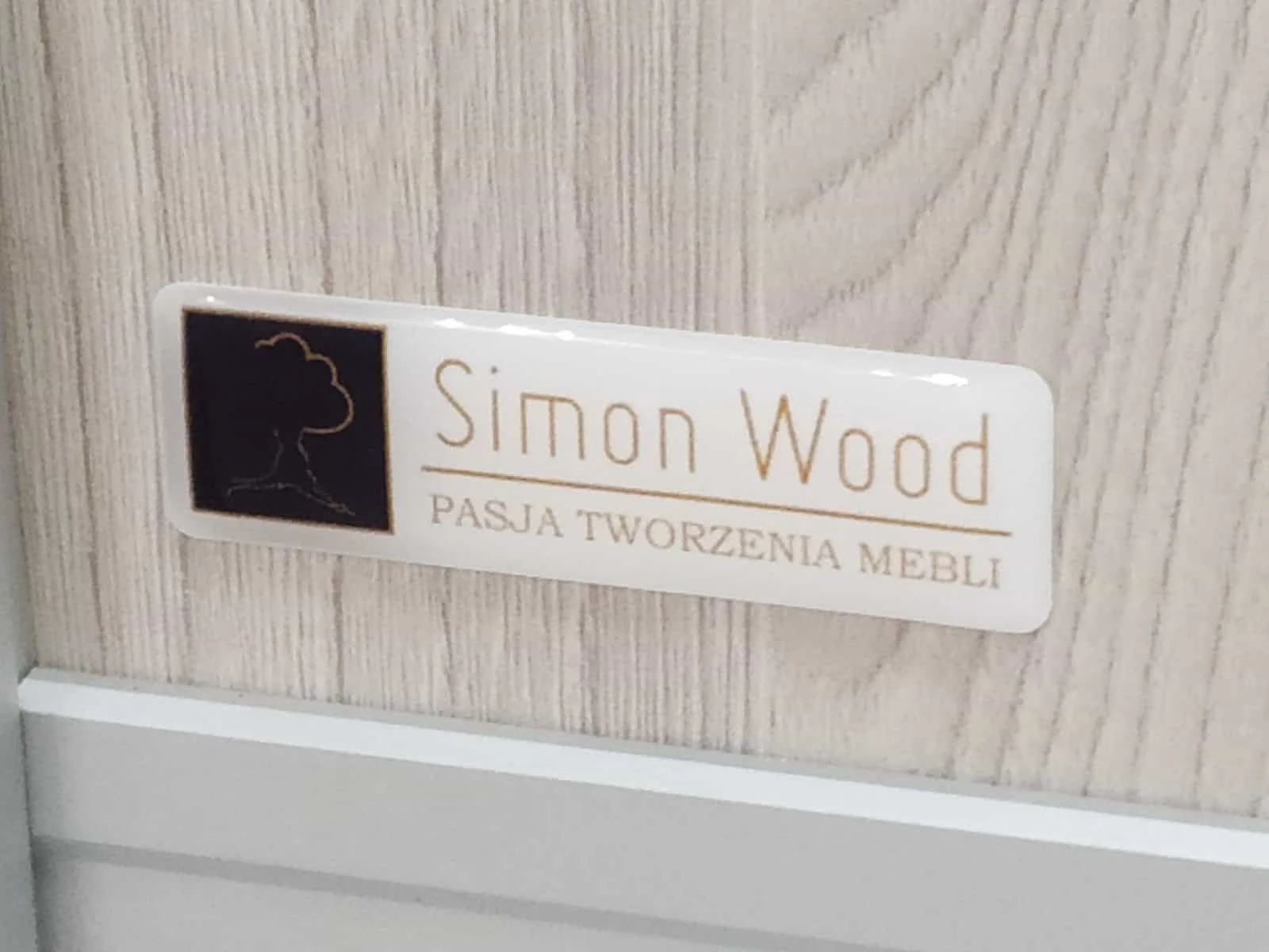 naklejki wypukłe na meblach z logo Simon Wood