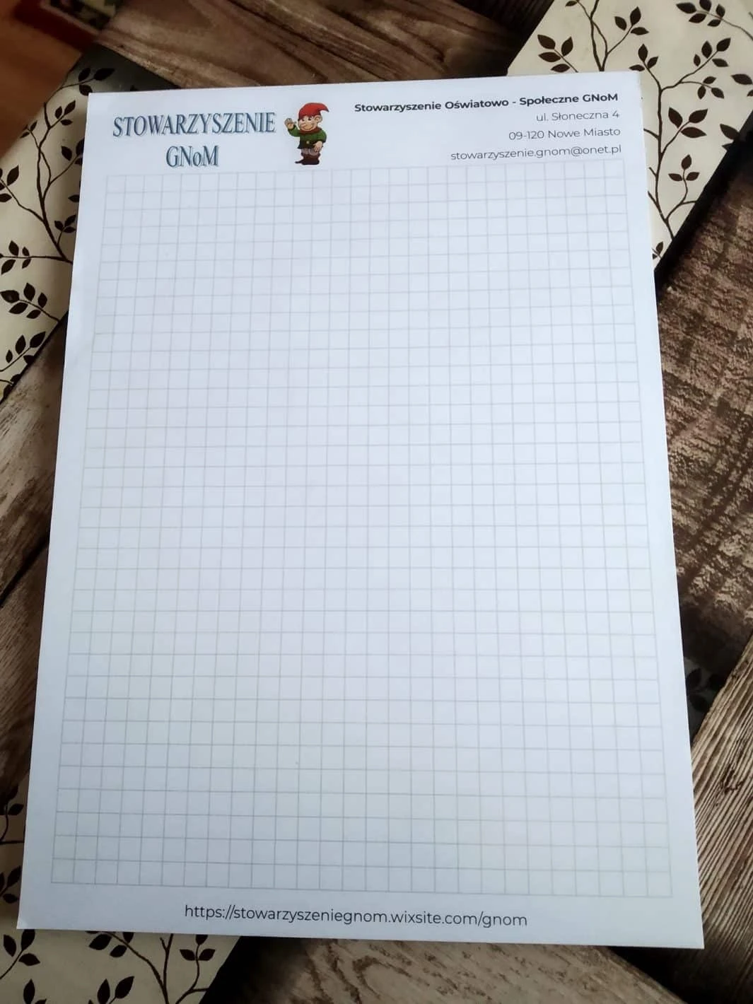 bloczki z logo Stowarzyszenia GNoM