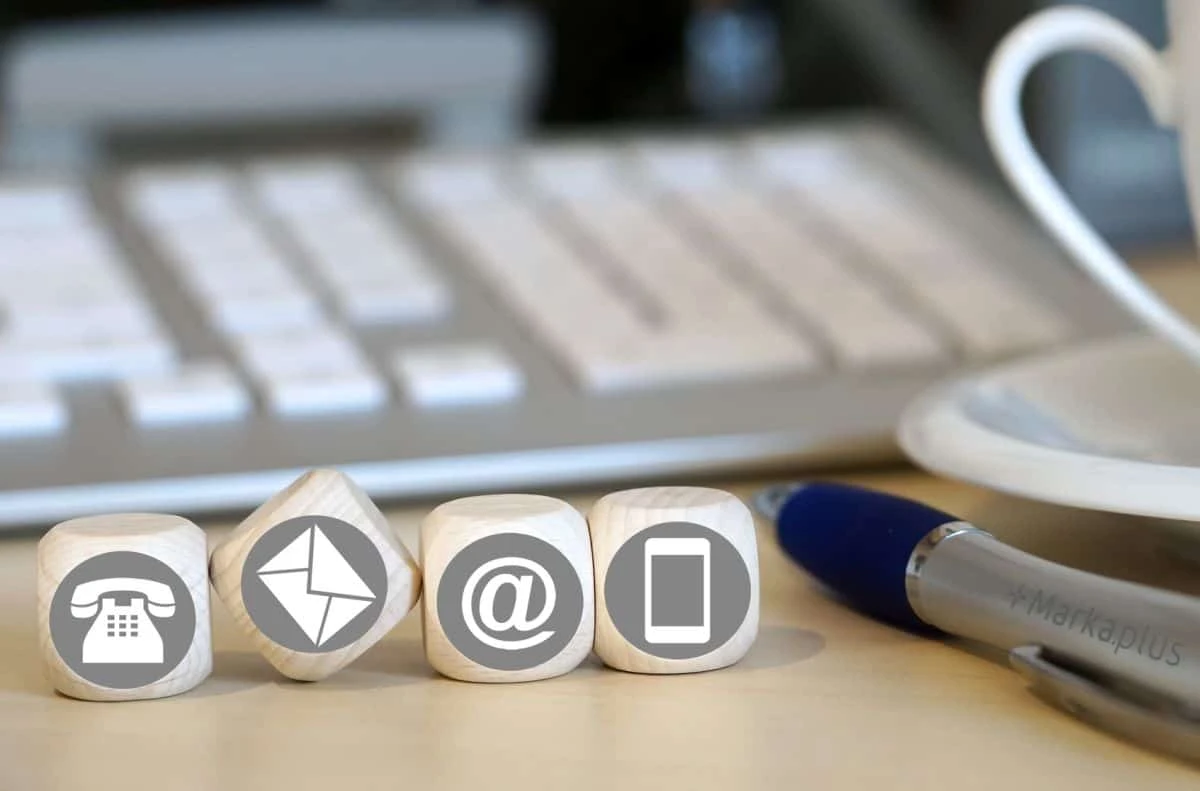 grafika z kostkami z ikonkami obsługi klienta