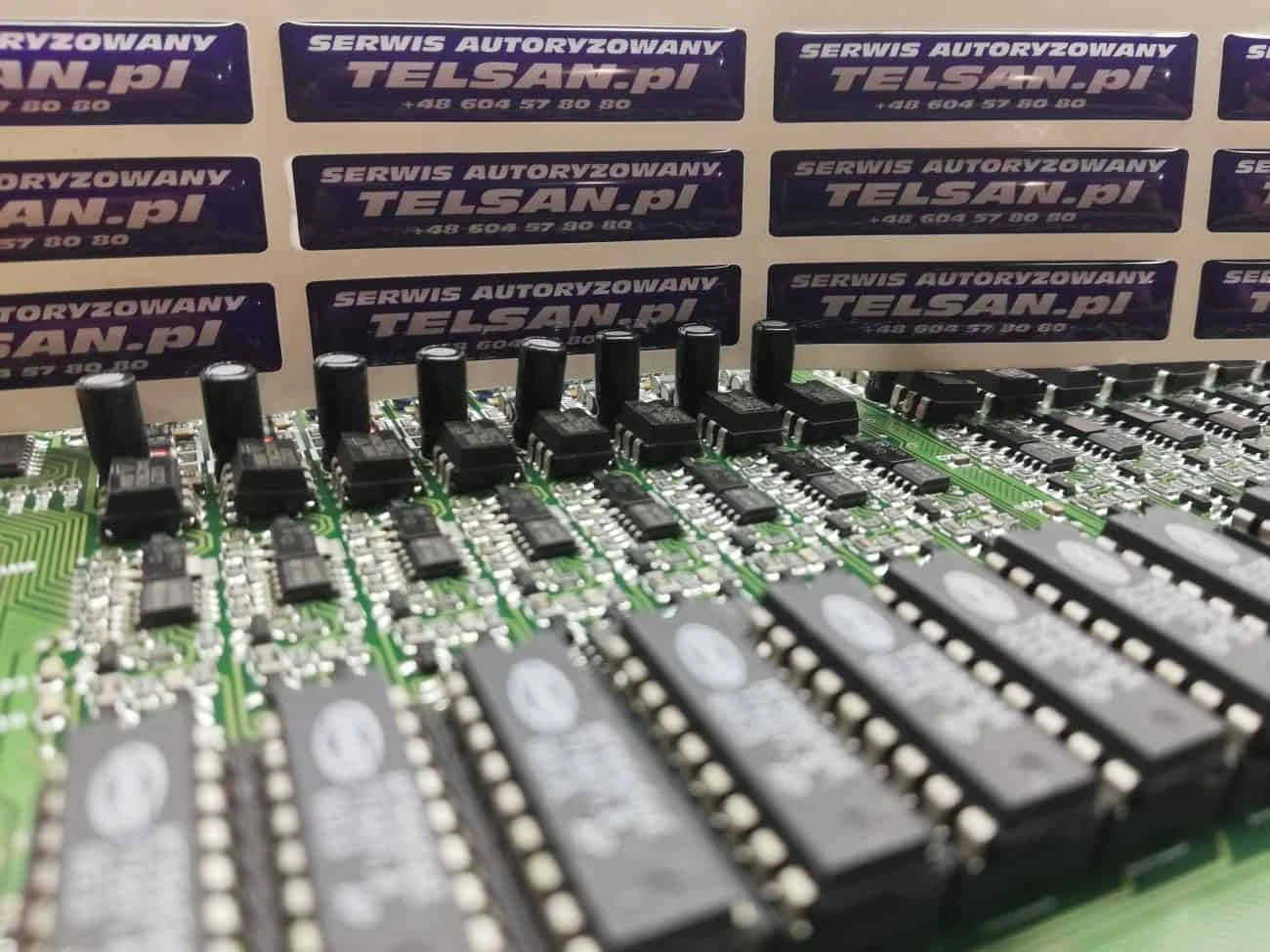 naklejki wypukłe 3d z napisem serwis autoryzowany Telsan.pl