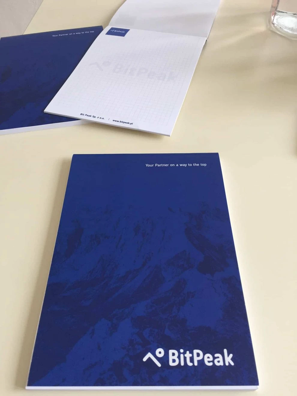 notesy z okładką z logo BitPeak