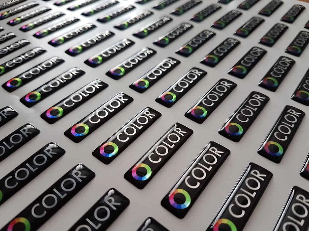 naklejki wypukłe na folii srebrzonej z napisem COLOR