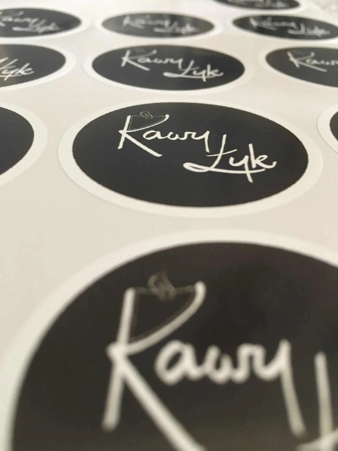 naklejki z nadrukowanym logo "Kawy Łyk"