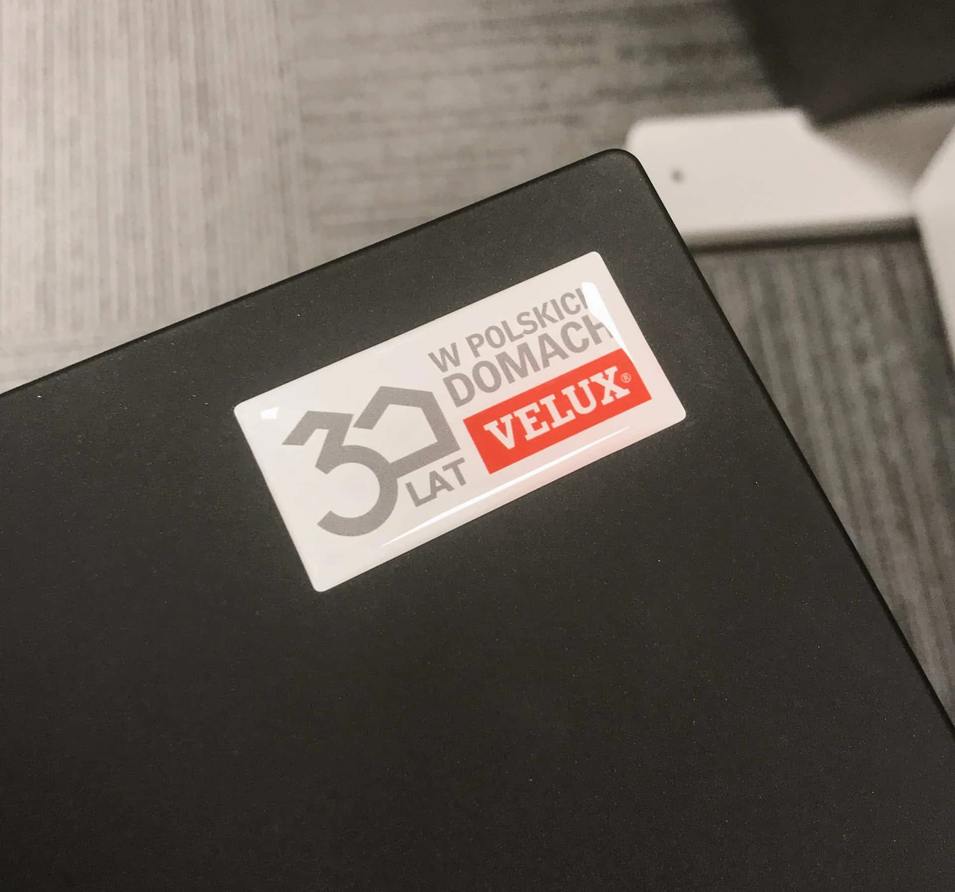 Naklejki wypukłe z logo i napisem 30 Lat Velux