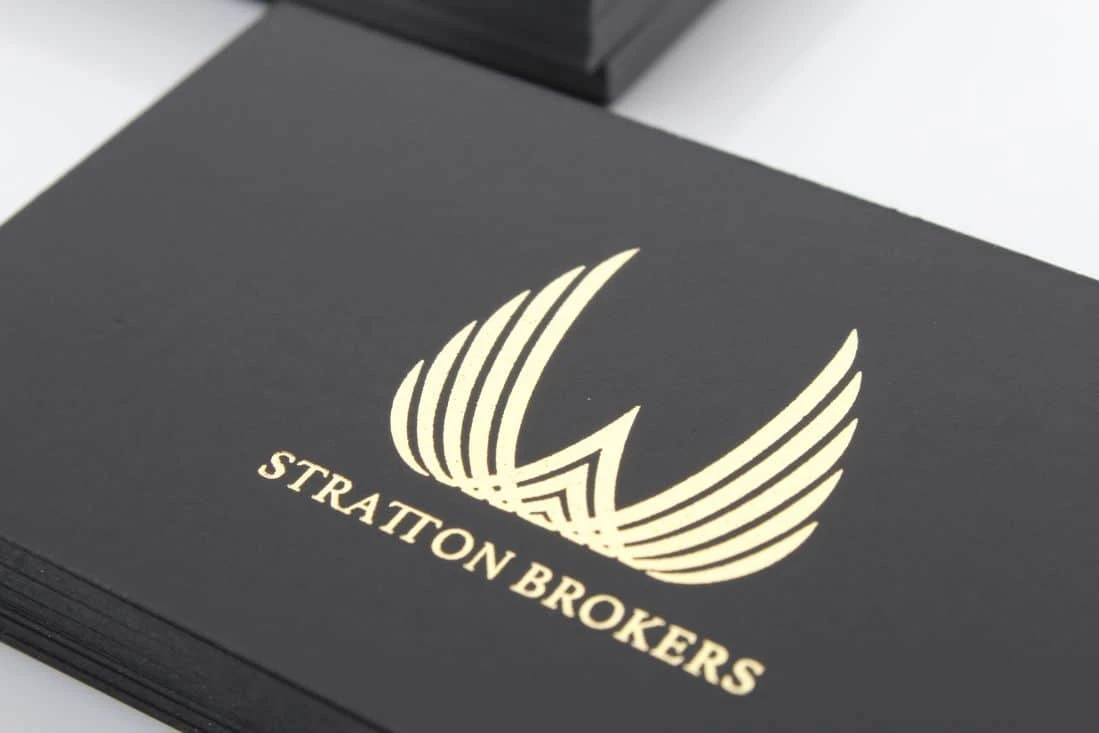realizacja na czarne wizytówki z złotym hotstampingiem dla Stratton Brokers