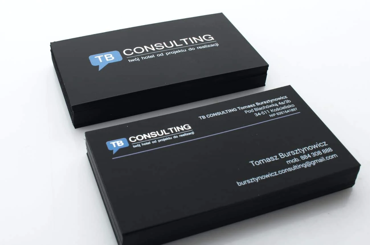 czarne wizytówki ze srebrzeniem dla firmy TB Consulting