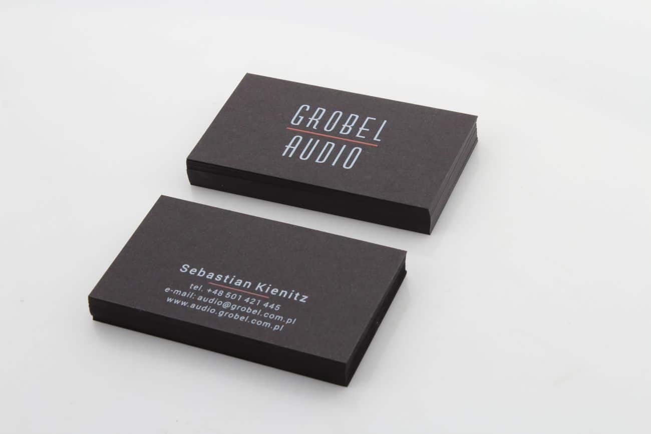 czarne wizytówki barwione z białym nadrukiem dla Grobel Audio